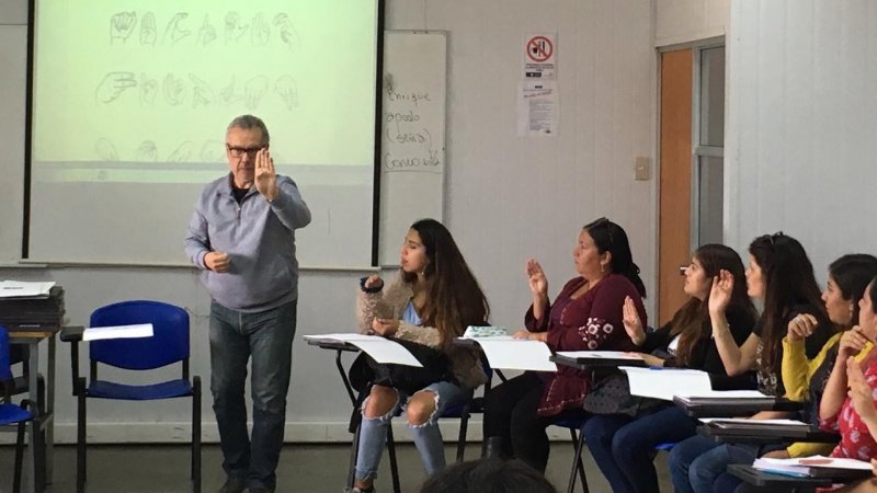 Pedagogía en Educación Diferencial realiza taller de lenguaje de señas para egresados/as de su carrera