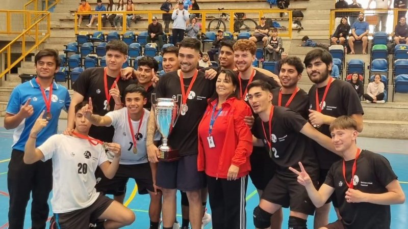 Voleibol varones de la U.Central se proclama campeón regional de LDES