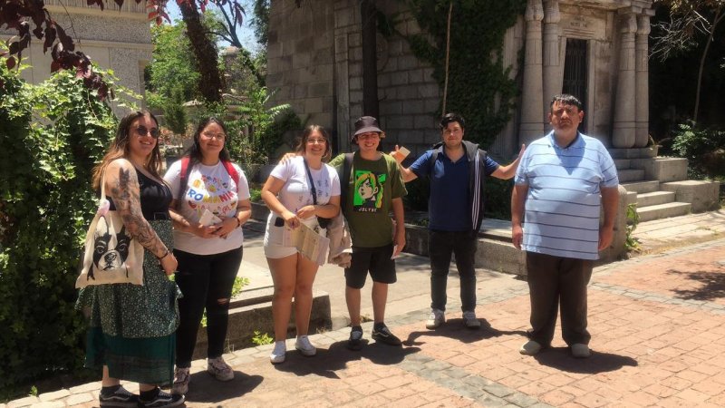 Profesor Diego Canales junto a estudiantes visitan el Cementerio General para proceso investigativo