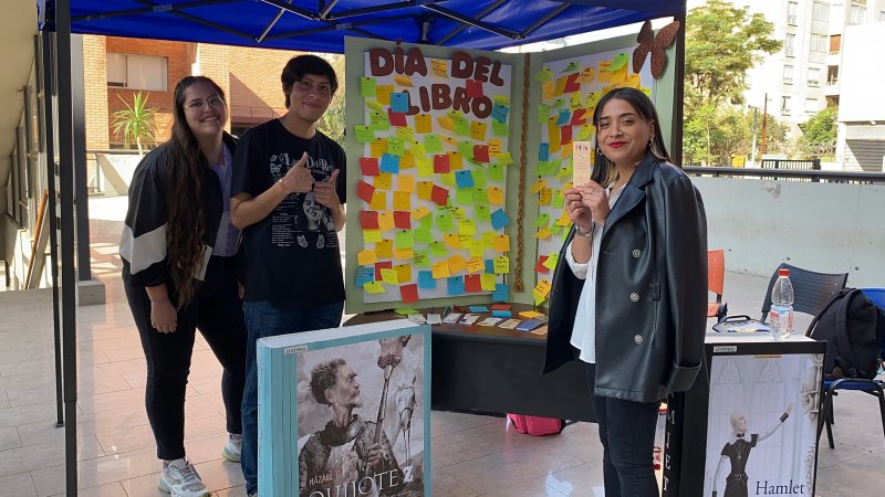 Estudiantes de Pedagogía en Lenguaje y Comunicación celebran la Semana del Libro con actividades al aire libre