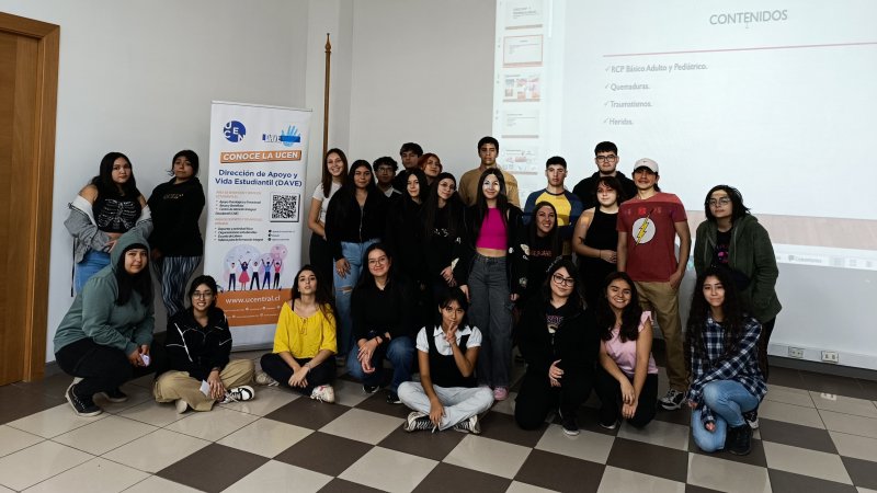 Estudiantes de la Universidad Central fortalecen habilidades en primeros auxilios junto a la Clínica Dávila